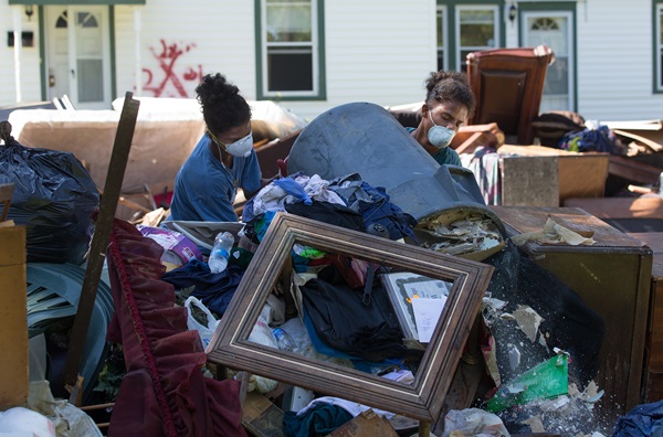 Louisiana-flooding-8-2016-024_(1) Jeremain (izquierda) y Jeremaih Robinson juntan muebles arruinados  de una casa tremendamente dañada por una inundación en Baton Rouge, La. Estos mellizos de 16 años eran parte del equipo de voluntarios de la Primera Iglesia Metodista de Baton Rouge. Foto por Mike DuBose, UMNS.