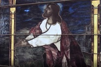 Uma verdadeira janela de vidro Tiffany mostra Jesus no jardim. O painel está em exibição no lobby da Comissão Geral de Arquivos e História em Madison, Nova Jersey.