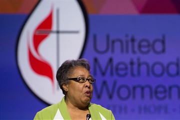 연합감리교회의 디크네스인 클라라 에스터는 연합감리교회 전국 여성회(United Methodist Women)의 부회장으로 섬기고 있다. 사진 제공: 마이크 두보스, 연합감리교회 공보부.