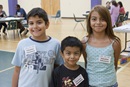Niños sirven como voluntarios y dan la bienvenida a clientes en una clínica de inmigración. Foto cortesía de JFON Tennessee.