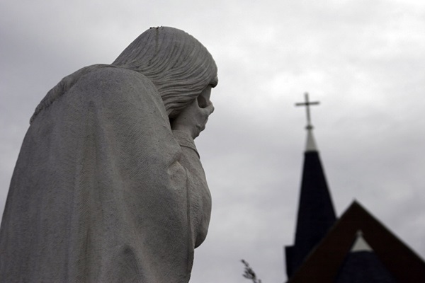 Jesús llorando "se encuentra cerca del sitio conmemorativo en la ciudad de Oklahoma, donde 168 perecieron en el atentado terrorista de 1995. Foto de Ronny Perry, UMNS