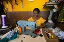 Eugenie Sowan Erse N'Ghessan cose ropa para ganarse la vida y sus siete hijos en Abidjan, Costa de Marfil. Es una de las 48 mujeres que recibió un microcrédito para iniciar su propio negocio en la Conferencia de las Mujeres Metodistas Unidas de Costa de Marfil. Foto de Mike DuBose, Comunicaciones Metodistas Unidas