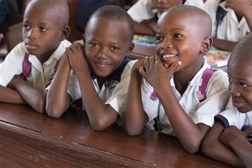 Los estudiantes se ríen en un salón de clases en el este del Congo. Foto de Mike DuBose, Servicio Metodista Unido de Noticias
