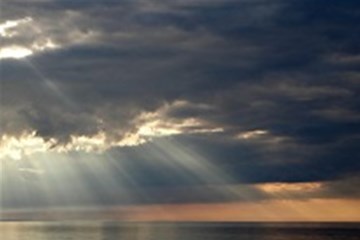 "Rayos de sol atravesando las nubes sobre el agua, imagen de Elms en el sitio para compartir fotos Morguefile".