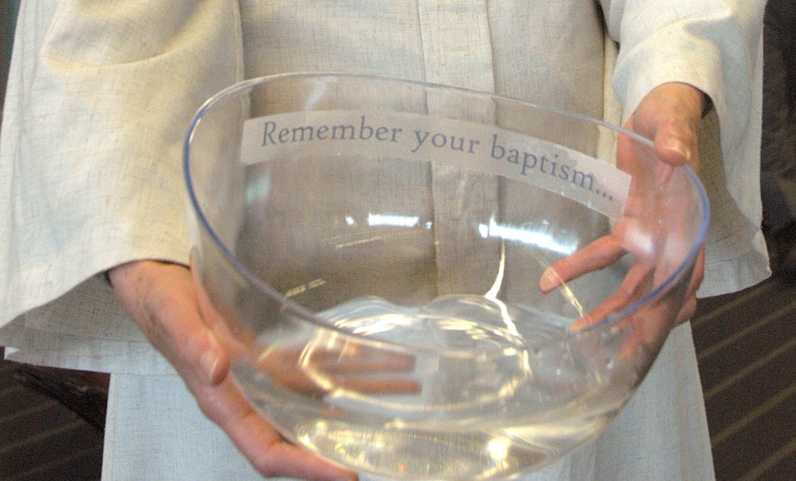 Delegates and guests are invited to remember their baptisms during the 2004 General Conference. Detail from photo by John C. Goodwin, UM News.