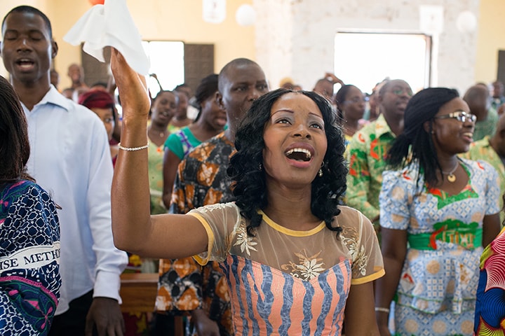 클라우디아 텔리 응구산이 코트디부아르 만(Man)의 템플연합감리교회 예배에서 찬양하고 있는 모습. 사진 제공: 마이크 두보스, 연합감리교뉴스.
