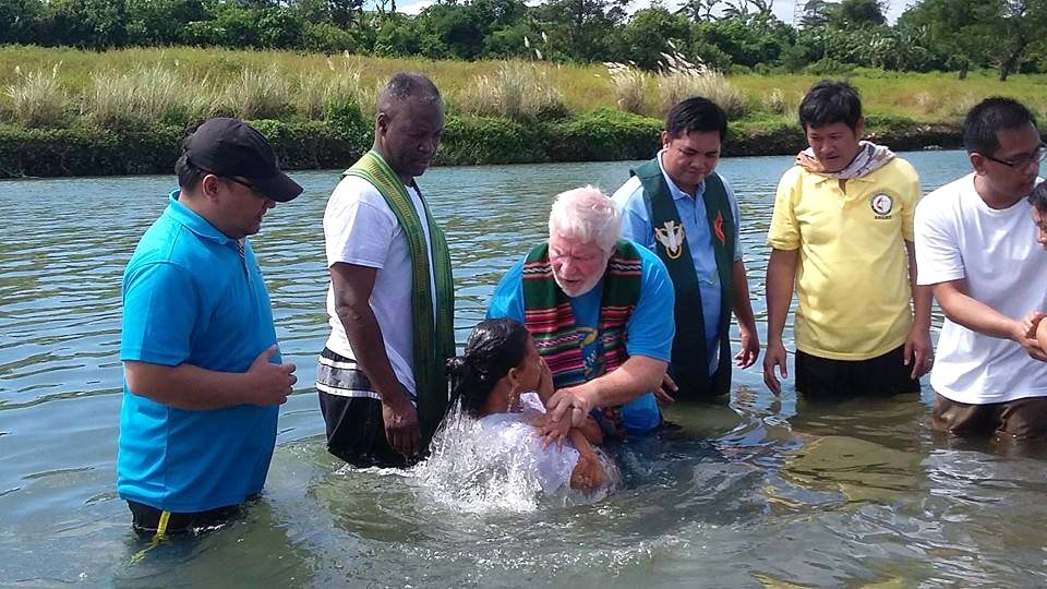 북조지아연회의 연합감리교 목회자들이 필리핀 앙갓 지역의 한 강에서 47명에게 세례를 베풀고 있다. 북조지아연회는 브리지스 필리핀 프로젝트와 협력하고 있다. 사진 제공: 조이 갈리나토 목사. 
