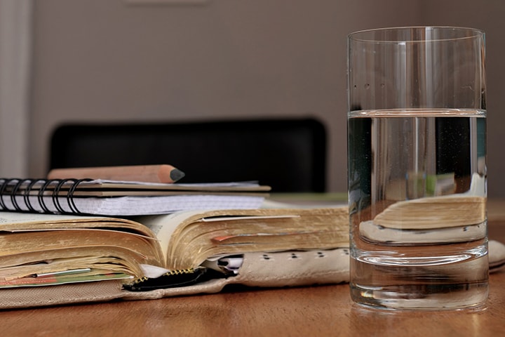 El ayuno mediante la limitación de alimentos y bebidas, acompañado de oración y lectura devocional, es una práctica espiritual importante para acercarse a Dios. Foto de congerdesign, cortesía de Pixabay.