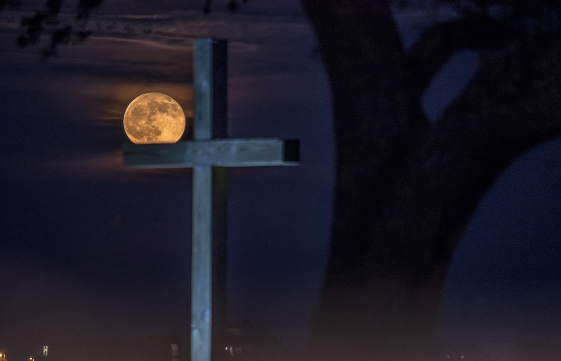 Seawall cross and moon at Belin Memorial United Methodist Church, Murrells Inlet, S.C. Photo by Austin Bond Photography.