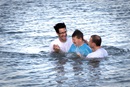 Marshall Greene (centro) é batizado durante o Batismo Anual de Admissão em Murrells Inlet, próximo ao paredão da Igreja Metodista Unida Memorial Belin. Segurando-o (à esquerda) Austin Bond, diretor de ministérios da juventude e (à direita) Walter Cantwell, pastor associado. Foto de Benjamin Coy.
