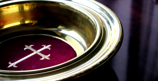 Un plateau d’offrandes. Photo de Kathryn Price, United Methodist Communications.