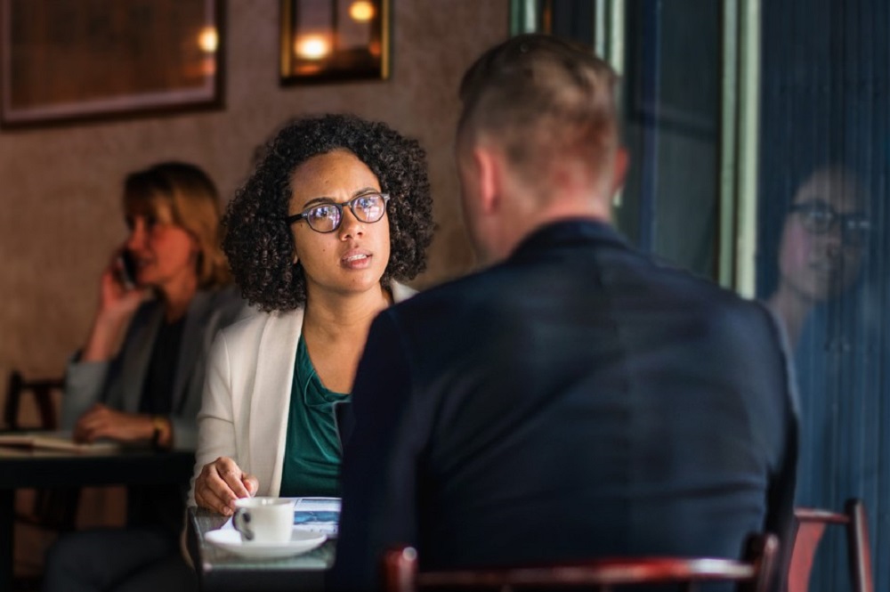 Expertos ofrecen consejos para mantenerse conectados en medio de un conflicto. Foto por rawpixel.com vía Pexels.com.