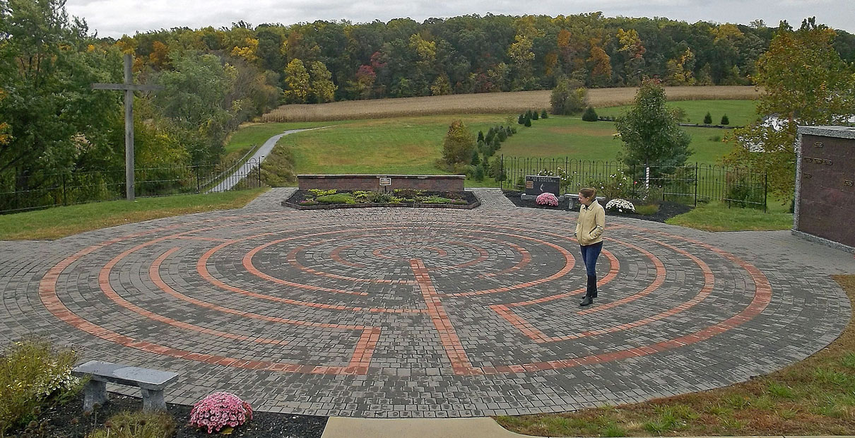 펜실베이니아주 다우닝튼의 호프웰연합감리교회의 기도 미로이다. 팻 랜킨은 이와 같은 기도 미로를 걷는 일이 제자훈련을 향한 하나님의 부르심에 집중하고 마음을 모으는 시간이 될 수 있다고 말한다. 사진 제공: Creative Commons, MTSOfan, 