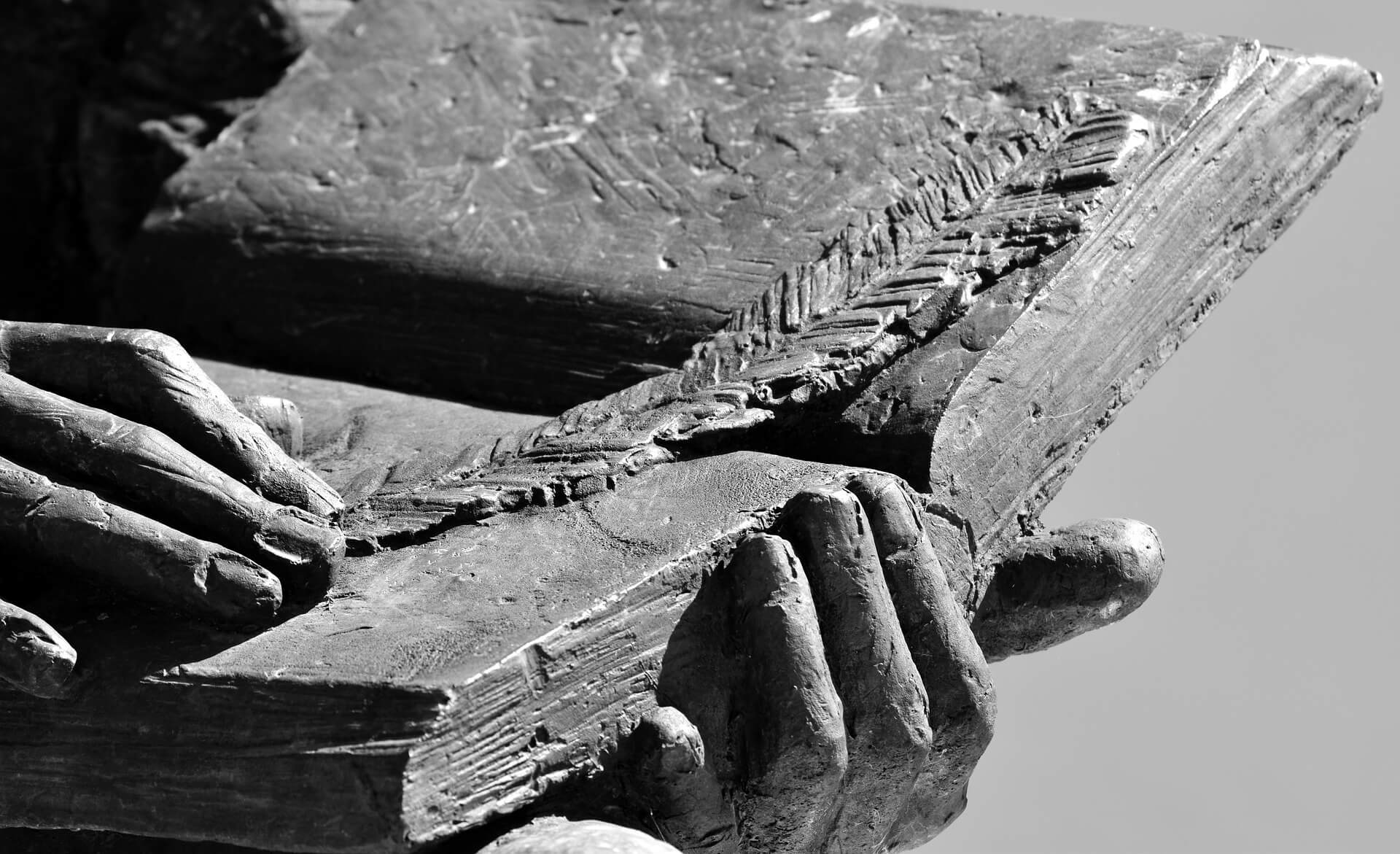 Statue photo courtesy Ulleo, Pixabay