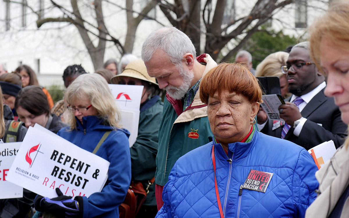 Os Metodistas Unidos oram antes de uma manifestação nacional em Washington para acabar com o racismo em 2018. Foto de arquivo de Kathy L. Gilbert, Notícias MU.