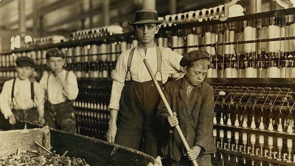 Collection du Comité national sur le travail des enfants par Lewis Wickes-Hine, avec l’aimable autorisation de la Bibliothèque du Congrès Américain.