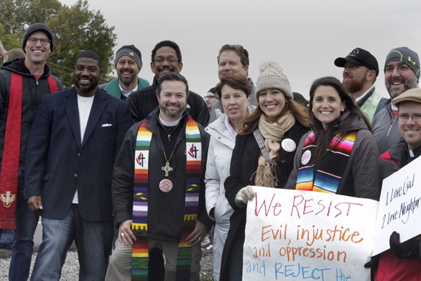 United Methodists vow to renounce, reject and resist evil, injustice and oppression as we choose to become part of God’s inclusive church. Cuando nos unimos a la iglesia, los metodistas unidos juramos servir a Jesús y resistir los poderes del mundo que se opongan al amor de Dios para todos los seres humanos. Foto por Kathy L. Gilbert, UMNS.