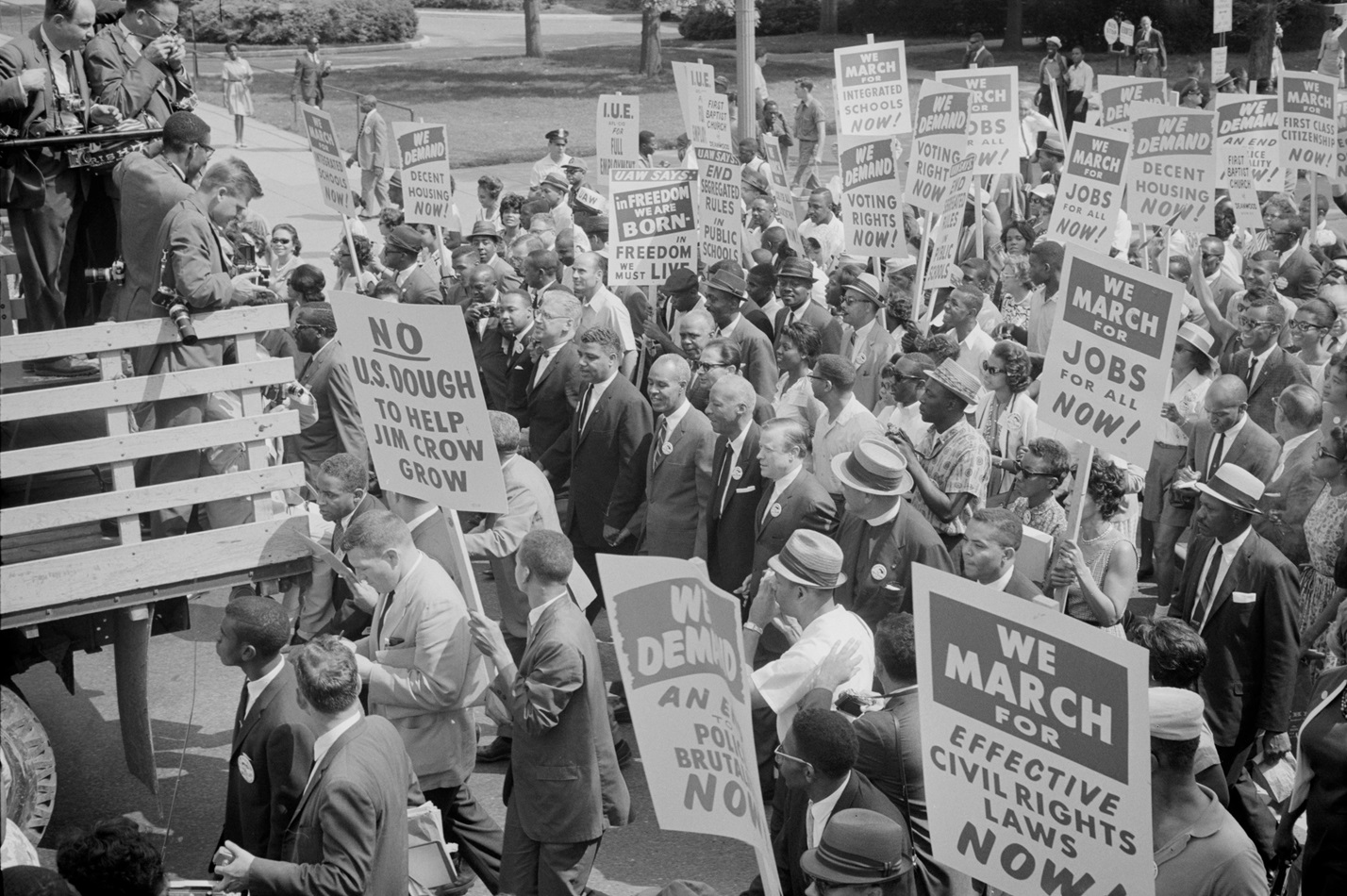 Des leaders des droits civiques, dont Martin Luther King, Jr., entourés de foules portant des pancartes lors de la marche sur Washington pour l’emploi et la liberté, le 28 août 1963. Photo de la Bibliothèque du Congrès.