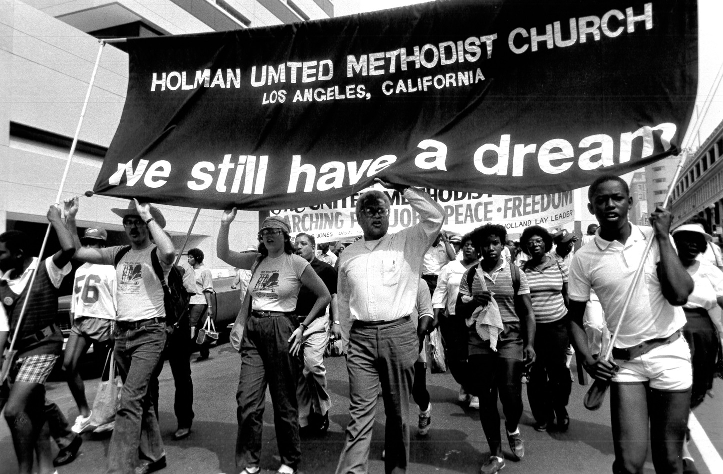 Marche pour la paix, l’emploi et la liberté à l’occasion du 20e anniversaire de la marche initiale à Washington, D.C. 1984. Le révérend James Lawsom (au centre) dirige un groupe de la Holman United Methodist Church à Los Angeles. Photo de John C. Goodwin, Conseil méthodiste uni des ministères mondiaux.
