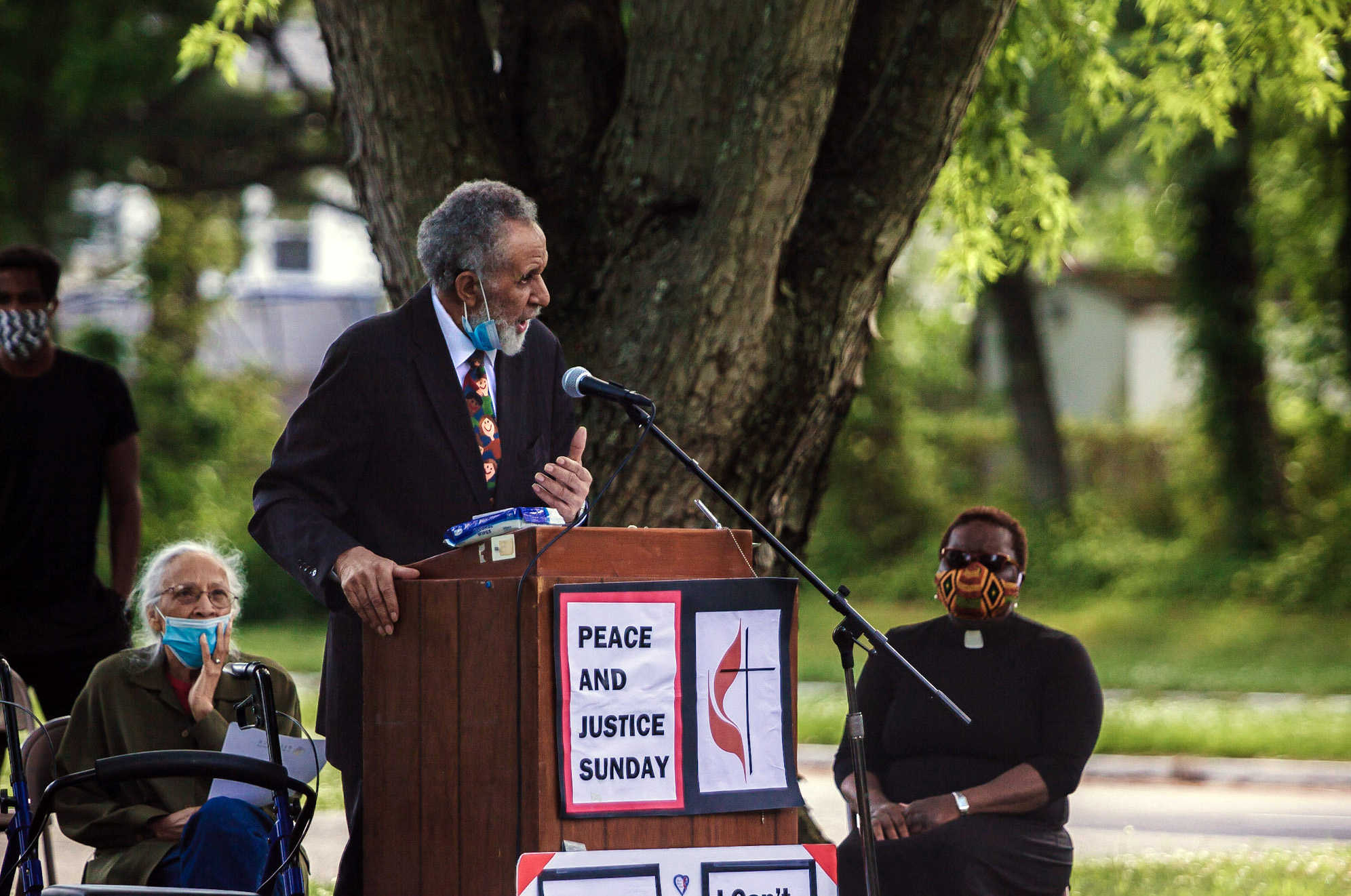 Le révérend Gilbert Caldwell, pasteur méthodiste unifié à la retraite et militant des droits civiques qui a marché aux côtés du révérend Martin Luther King Jr., prend la parole lors d’un rassemblement Black Lives Matter le 7 juin à Willingboro, New Jersey. À la droite de Caldwell se trouve sa femme, Grace Caldwell. À la gauche de Caldwell se trouve la Rév. Vanessa Wilson, présidente de la Commission du Grand New Jersey sur la race et la religion et pasteur de l’Église méthodiste unie Good Shepherd à Willingboro. La manifestation était l’une des nombreuses manifestations organisées aux États-Unis dans de petites villes et villages impliquant des méthodistes unis. Photo par Aaron Wilson Watson.