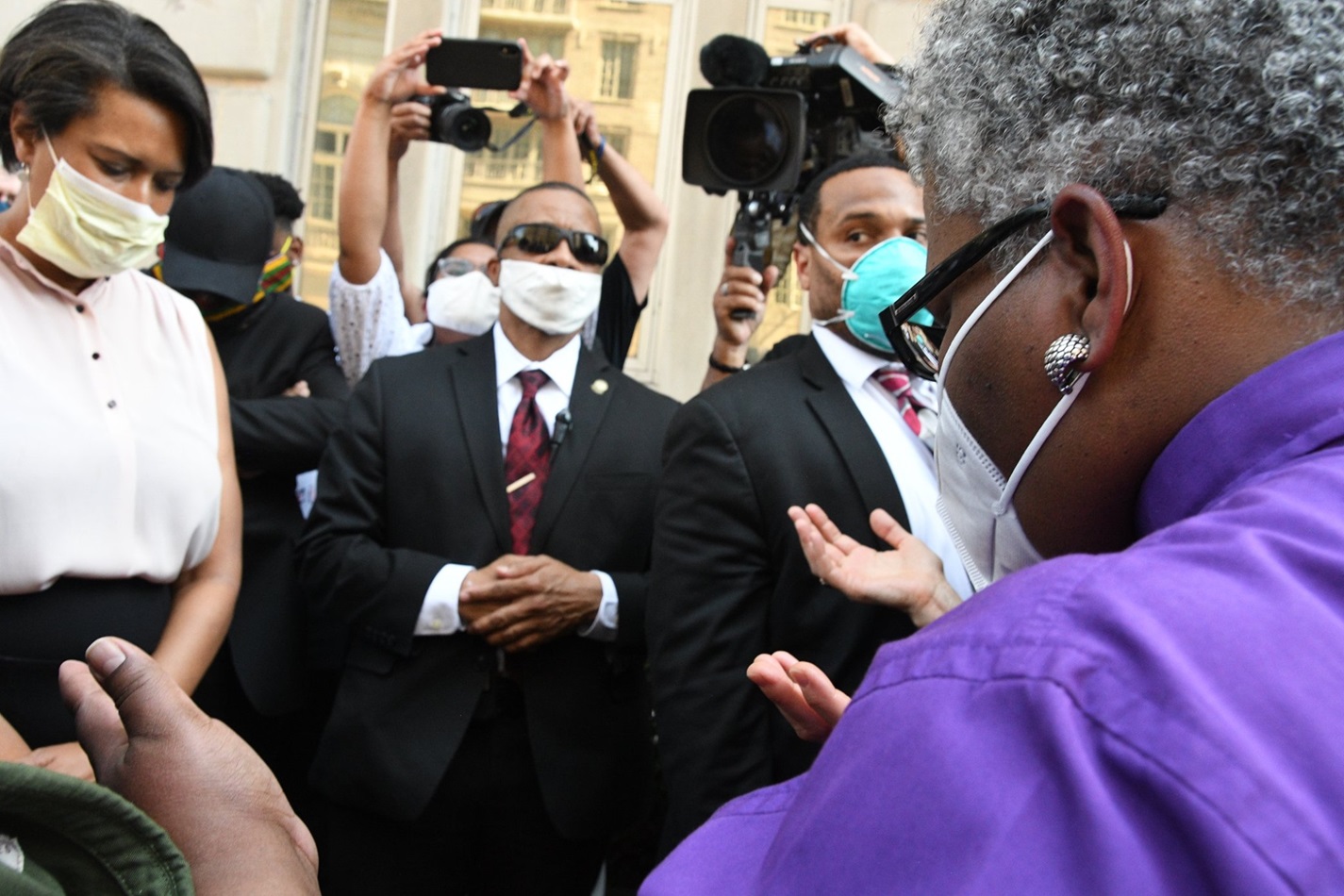 L’évêque méthodiste uni LaTrelle Easterling (à droite) offre une prière lors d’une veillée interconfessionnelle près de la Maison Blanche à Washington le mercredi 3 juin 2020. Photo de Melissa Lauber, Conférence Baltimore-Washington.
