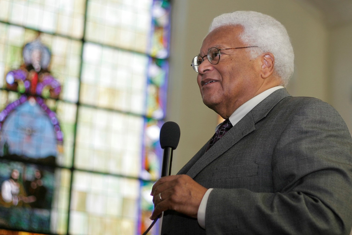 Le révérend James Lawson parle de la non-violence à la First Baptist Church de Montgomery, en Alabama, site d’une confrontation en 1961 entre Freedom Riders et une foule en colère. La visite à l’église faisait partie du pèlerinage des droits civiques du Congrès du 6 au 8 mars en Alabama. Lawson était l’un des nombreux dirigeants méthodistes unis participant à un voyage parrainé par le Faith and Politics Institute. Une photo UMNS par Kathy L. Gilbert.