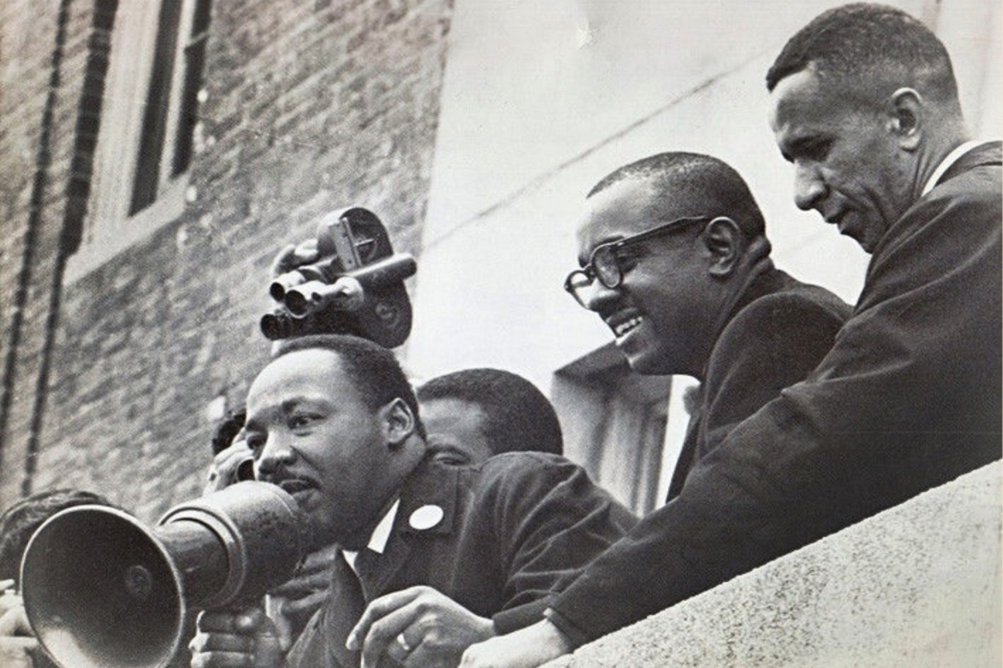 Le Rév. Gilbert H. Caldwell (à droite) se tient aux côtés des Rév. Martin Luther King Jr. (à gauche) et Virgil Wood sur le toit d’une école publique de Boston en 1965. Photo gracieuseté du révérend Gilbert H. Caldwell.