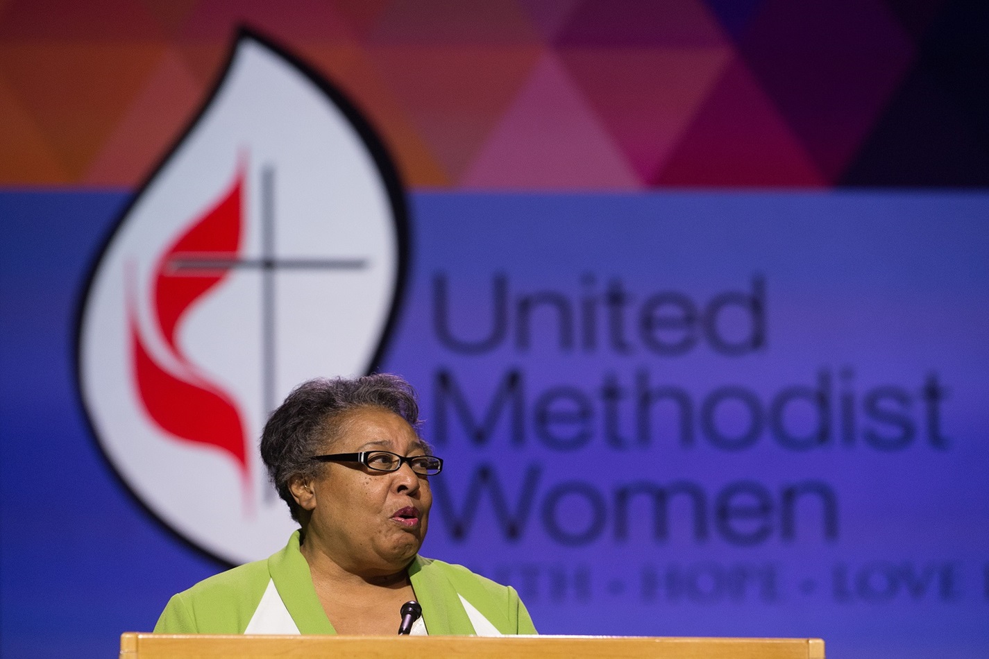 Clara Ester, de la Conférence Alabama-Floride occidentale, s’adresse à la Conférence générale méthodiste unie 2016 à Portland, Oregon. Photo de Mike DuBose, UMNS.
