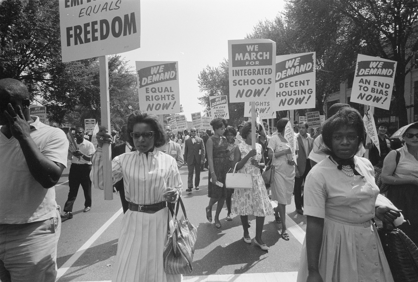 La procession d’Afro-Américains porte des pancartes pour l’égalité des droits, des écoles intégrées, un logement décent et la fin des préjugés lors de la marche sur Washington pour l’emploi et la liberté le 28 août 1963. Photo de Warren K. Leffler, propriété de la Bibliothèque du Congrès.