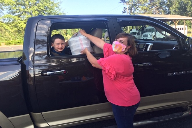 Families drive through at Mount Pleasant United Methodist Church to pick up VBS supplies and dinner. Photo courtesy of Mount Pleasant UMC.