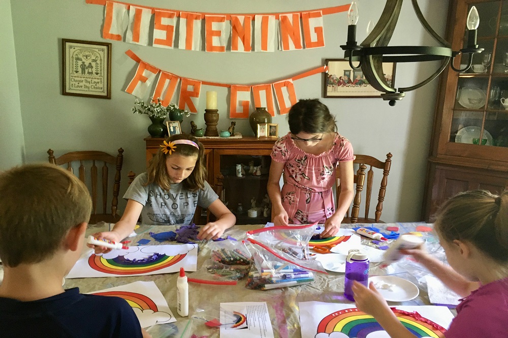 Une fois à la maison, les familles profitent des activités offertes par les paquets ÉBV. Sur la photo : Quatre frères et sœurs de la famille Rongitsch participent aux activités artistiques et artisanales de l’ÉBV. Photo reproduite avec l’aimable autorisation de Cheryl Lowe.