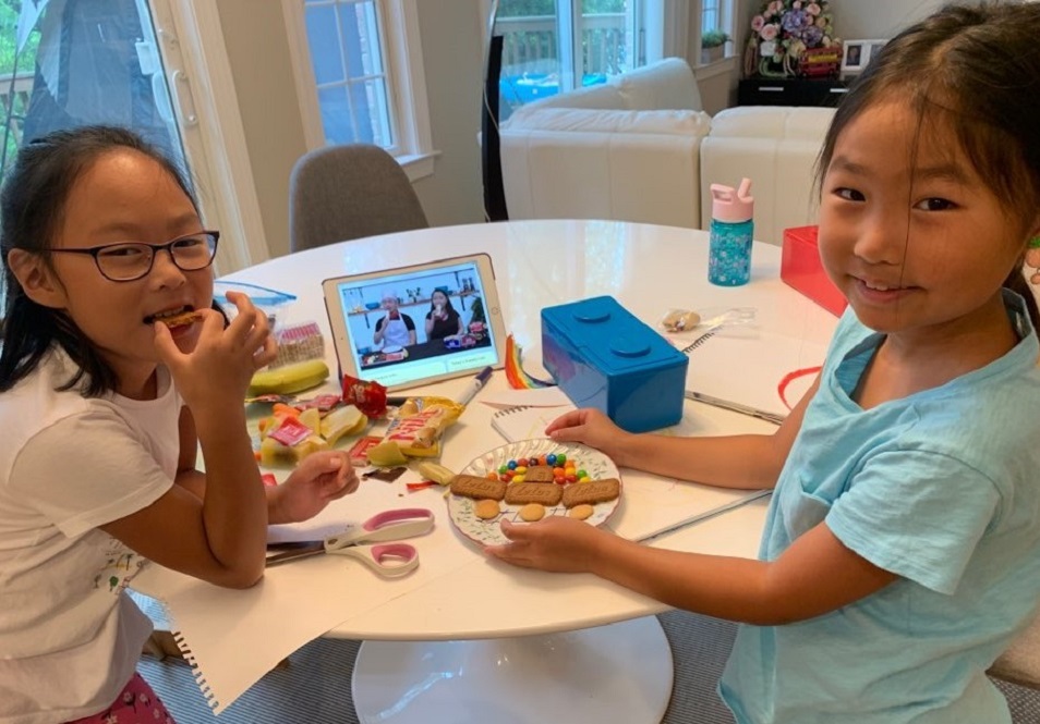 Deux enfants bénéficient d'activités ÉBV à la maison qui ont été organisées et distribuées par le Children's Ministry Initiative, qui fournit des ressources aux Églises Méthodistes Unies aux États-Unis. Photo gracieuseté de l'Initiative du ministère des enfants (Children's Ministry Initiative).