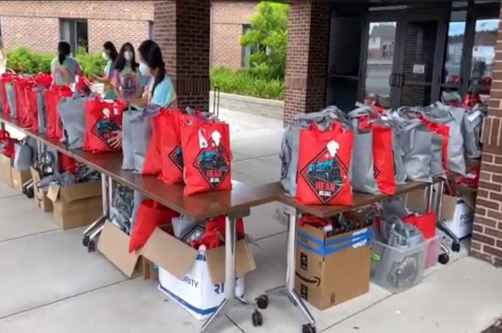 Au cours de la pandémie, certaines églises offrent du matériel d’ÉBV à emporter. Ici, une église de Detroit fournit des trousses d’ÉBV à ses familles. Les fournitures de l’ÉBV ont été développées par la Children’s Ministry Initiative, une ressource pour les Églises méthodistes coréennes aux États-Unis. Photo reproduite avec l’aimable autorisation de Children’s Ministry Initiative.