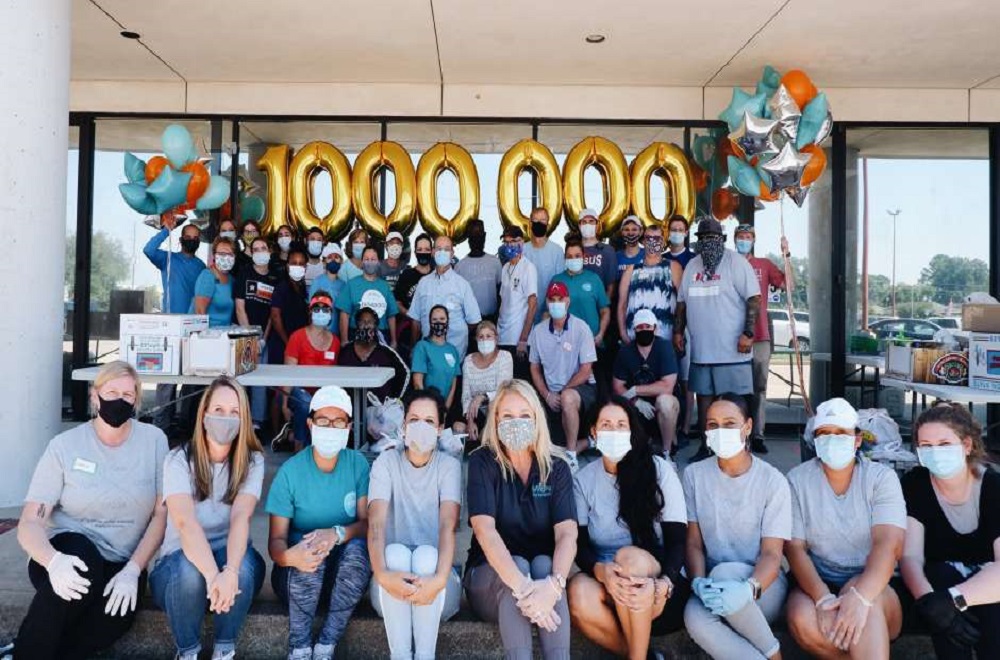 브리징 포 투머로우의 직원과 봉사자들이 2020년에 백만 파운드의 식량을 배포한 이정표를 기념하며 찍은 사진이다. 이는 매년 13,000파운드 정도에서 기하급수적으로 증가한 것이다. 사진 제공: 브리징 포 투머로우.