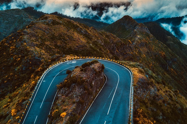 A road in Portugal turns back in the other direction. Image by David Mark, courtesy of Pixabay.