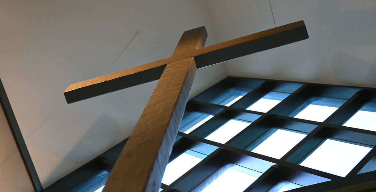 Una cruz se ve en la IMU Memorial Drive, en Houston, Texas. Foto por Joe Center.