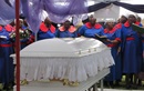 Las mujeres se reúnen cerca del ataúd del Obispo metodista unido Abel T. Muzorewa en Mutare, Zimbabwe, en mayo de 2010. A su funeral asistieron unas 5.000 personas. Foto de Tafadzwa Mudambanuki, Noticias MU.