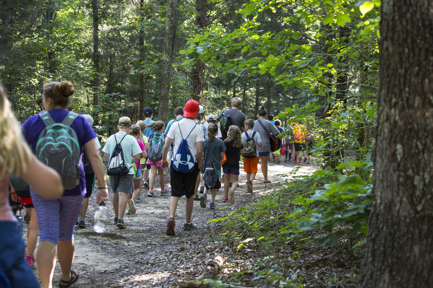 Une randonnée à la dévotion le premier matin du camp était la première étape de Sara Shaw sur un voyage de toute une vie avec Jésus. Photo d’archive par Kathleen Barry, United Methodist Communications.