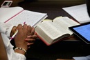 Os Metodistas Unidos estão se comprometendo a ler a Bíblia em um ano com a ajuda de estudos, como "O Ano Bíblico" de Magrey DeVega. Foto de Greg Campbell para Comunicações Metodistas Unidas