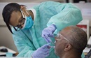 Estudiante doctoral, Dionne Tompkins, atiende al paciente Reginald Hill durante una clínica en la facultad de odontología del Meharry Medical College, en Nashville, Tenn. Foto por Mike DuBose, UMNS.