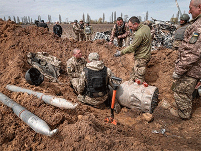 Ukrainian Army explosive ordnance disposal team disarm missiles. PHOTO: Sean Sutton/MAG