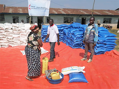 A mother receives food provided by The United Methodist Church in Beni, Congo. The aid was part of a $100,000 grant from the United Methodist Committee on Relief’s International Disaster Response program to support internally displaced persons in Beni and Rutshuru in East Congo. Photo by Chadrack Tambwe Londe, UM News.