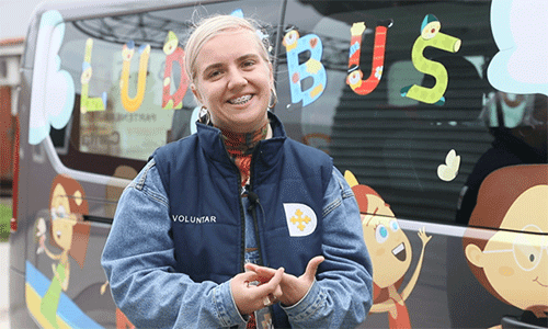 A Church World Service volunteer in Moldova invites Ukrainian children to the Fun Bus for some creative art projects, help with homework and games to play. (Photo: Courtesy CWS)