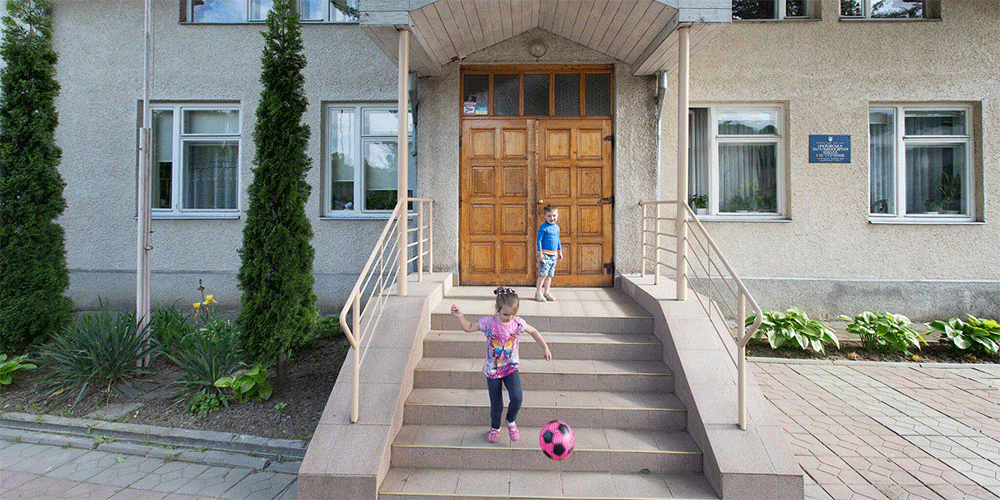 Children play outside the Onokivtsi Secondary School near Uzhhorod, Ukraine. United Methodists are helping support a shelter there for Ukrainians fleeing the war with Russia. (Photo: Mike DuBose, UM News)