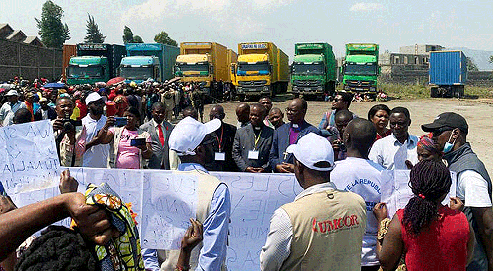 Kalehe flood survivors talk to Bishop Gabriel Unda of the East Congo Episcopal Area during a church distribution operation in Goma. (Photo: Jolie Shabani, UM News)