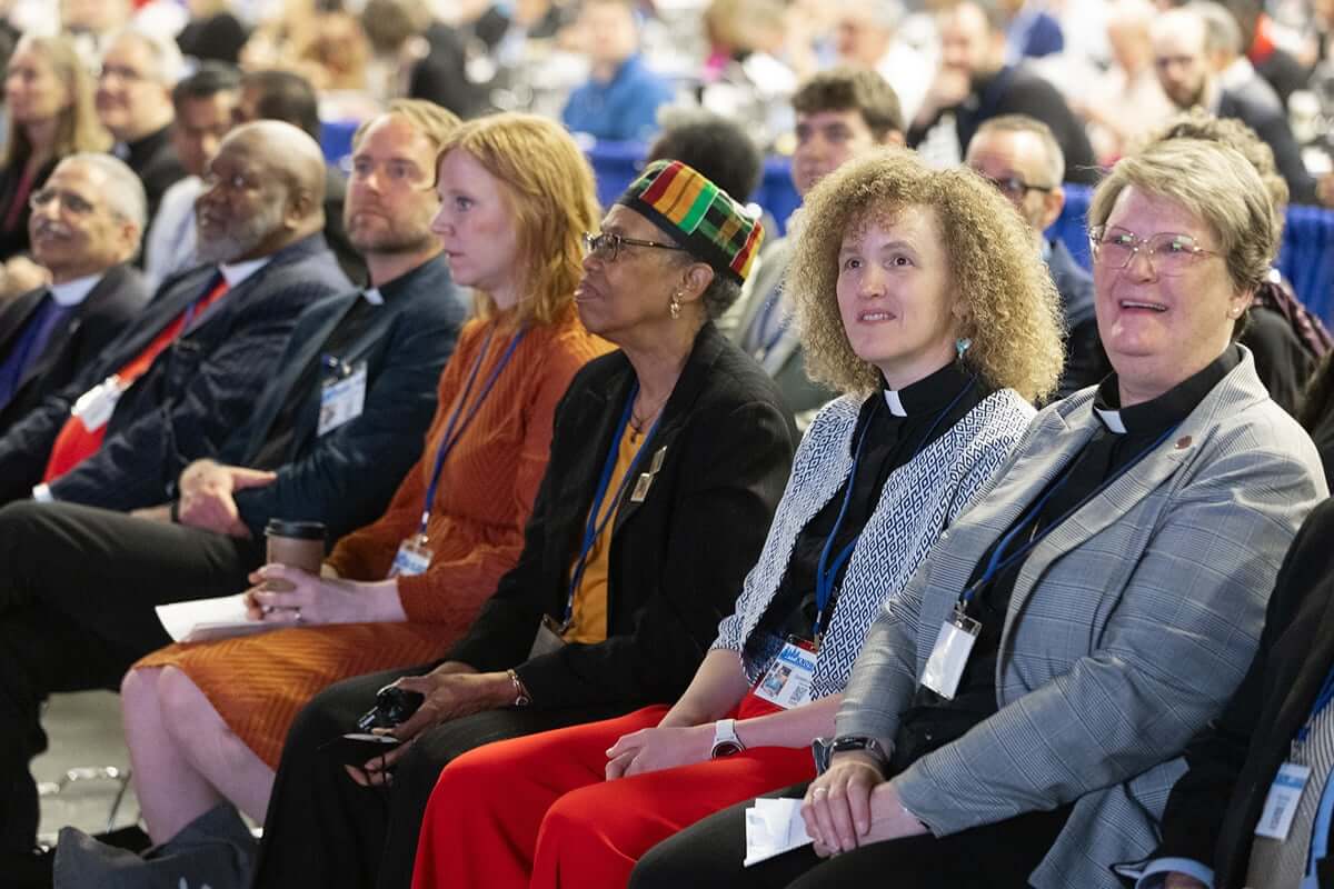 Invitados ecuménicos que participaron en el servicio matutino de adoración, el 30 de abril, durante la Conferencia General Metodista Unida, en Charlotte, Carolina del Norte. Foto por Mike DuBose, UM News.