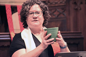 Beth Stroud se prépare à servir la Sainte Communion à la First United Methodist Church of Germantown à Philadelphie. Photo par John Coleman, Conférence de Pennsylvanie Orientale.