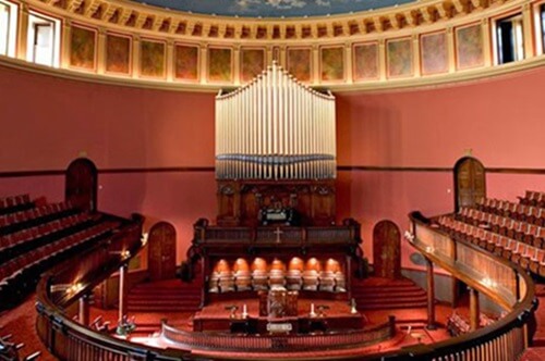 Le sanctuaire de la Lovely Lane United Methodist Church nous rappelle notre fondation. Image reproduite avec la permission de la Lovely Lane United Methodist Church.