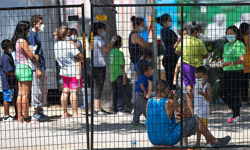 Migrants who have crossed into the U.S. from Mexico gather in Anzalduas Park in Mission, Texas. (Photo: Mike DuBose)