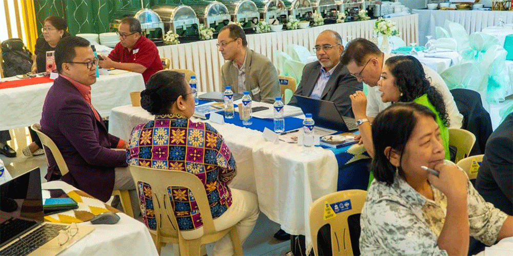 Small-group discussions at the Philppines roundtable meeting with Roland Fernandes (in grey jacket). (Photo: John Leo Sarmiento, JL Visuals)